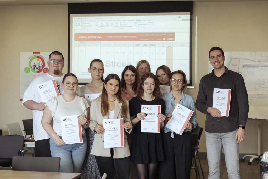 Pracownicy Florentyny trzymający certyfikaty ukończenia szkolenia